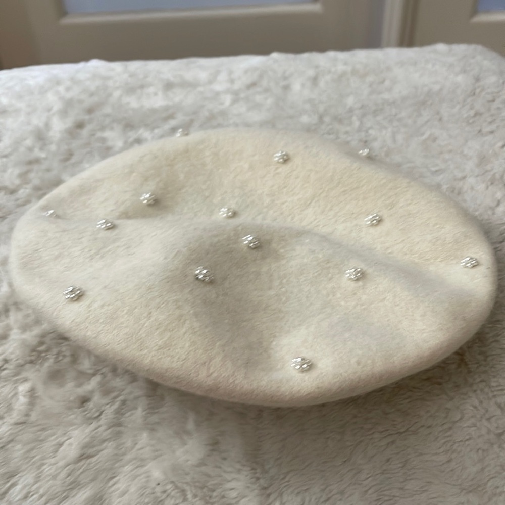 Women’s cream beret